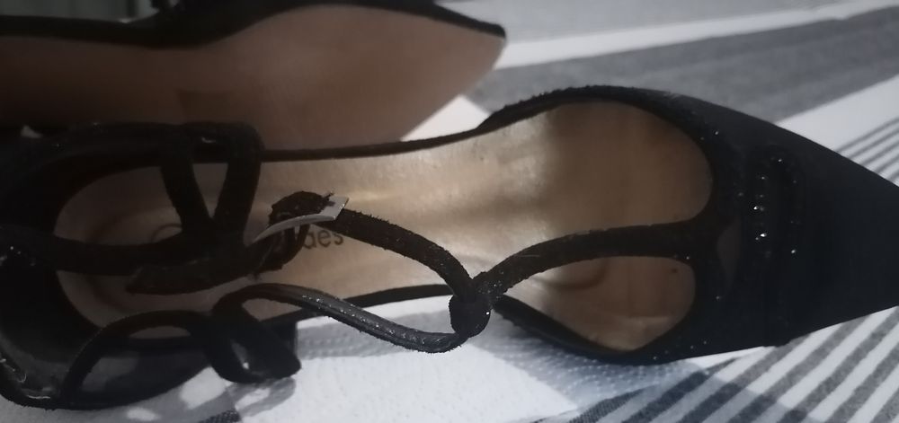 Lindos sapatos em camurça preta