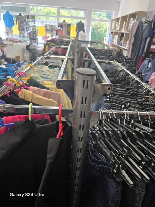 Wyposażenie sklepu odzieżowego -regały, stojaki, kosze, wieszaki