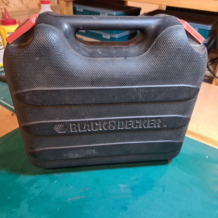 Lixadora da marca Black&Decker como nova com estojo. 220W.