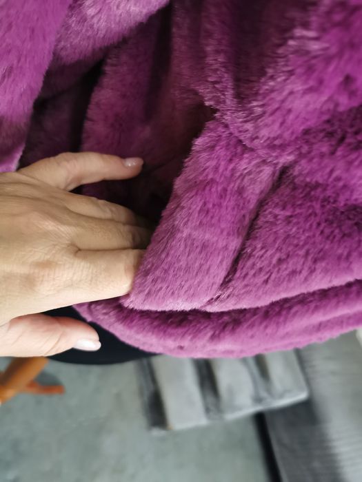 Cudowne amarantowe krótkie lekkie futerko z kapturem M