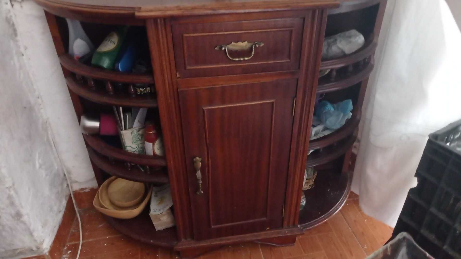 Mobília de sala com móveis diversos