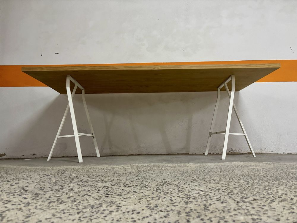 Mesa em madeira maciça