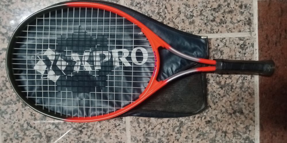 Raquete nova marca xpro em titanio com capa.