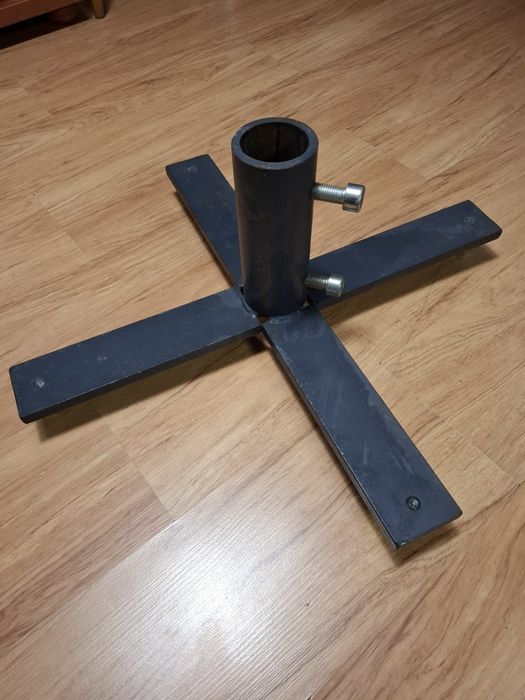 Masywny ciężki stojak pod dużą choinke