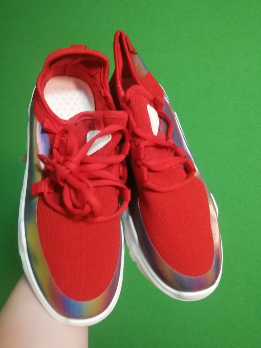 Нові кросівки червоні