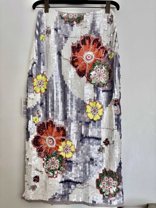 ASOS DESIGN liliowa, cekinowa midi z kwiatowymi zdobieniami rozcięciem