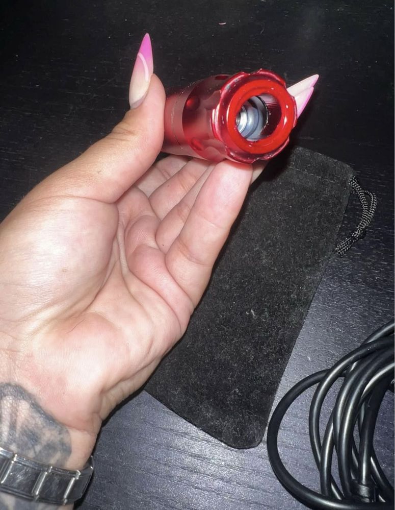 Vendo maquina de tatuar junto com a bateria para funcionar sem fios