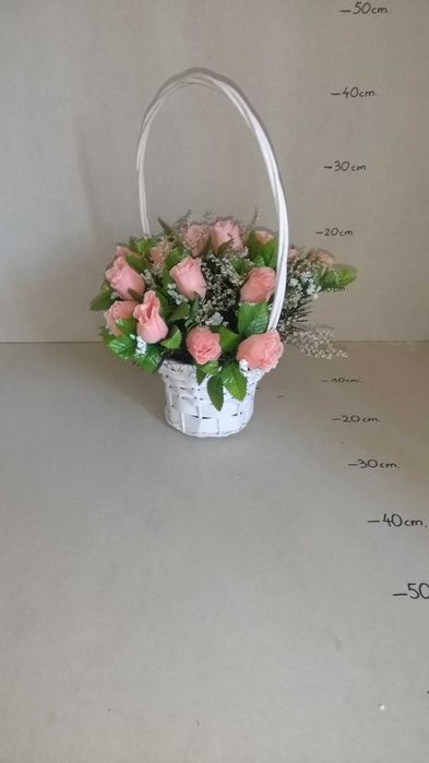 Kompozycja kwiatowa w koszyku