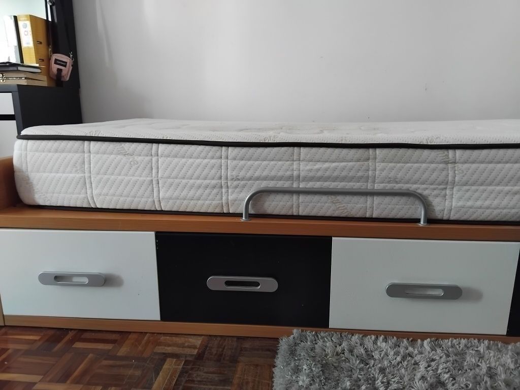 Cama de solteiro com 4 gavetas