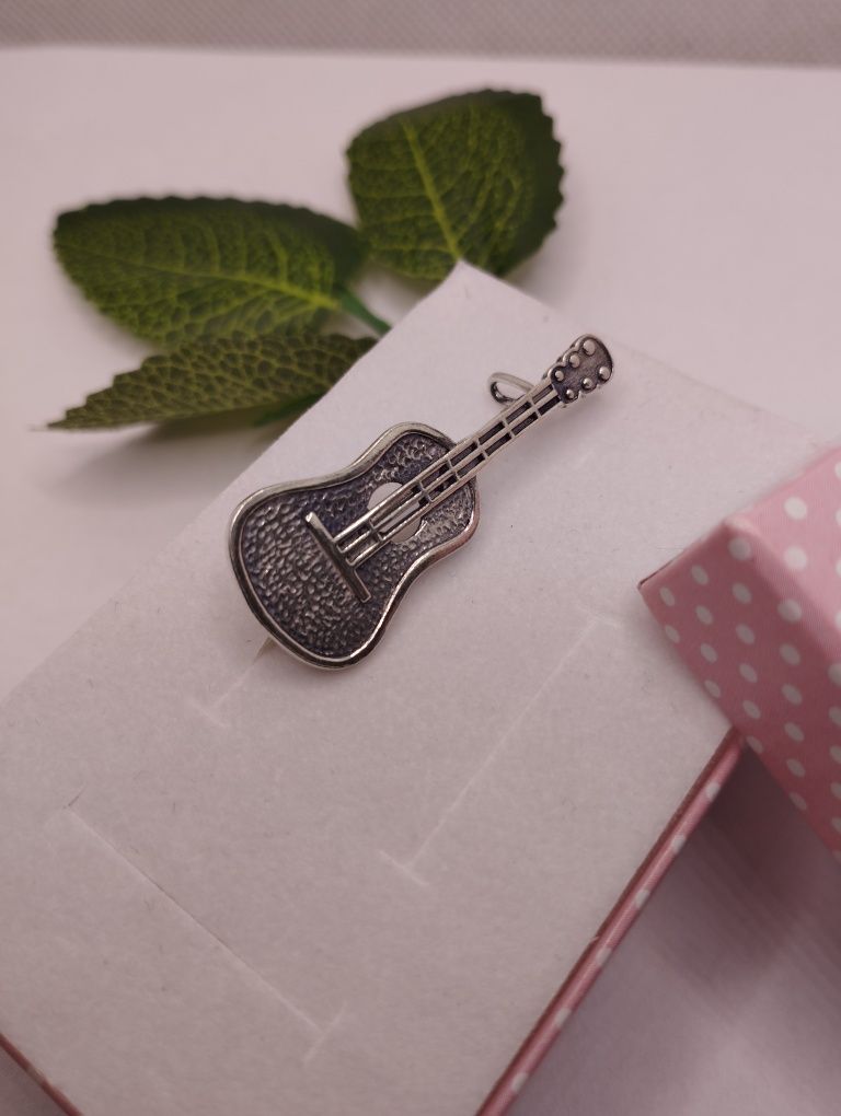Srebrna broszka, gitara, próba 925
