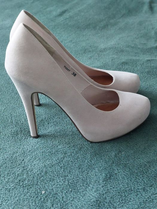 Szpilki bezowe na grubszej zelówce