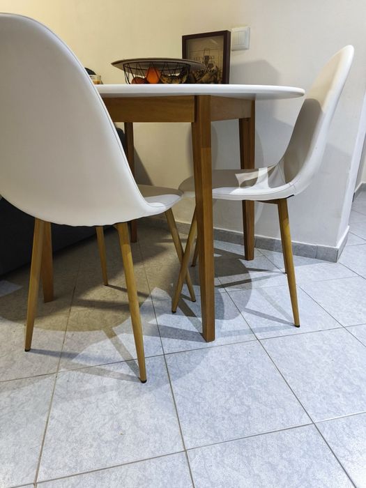 Mesa redonda branca com 4 cadeiras (Ler descrição)