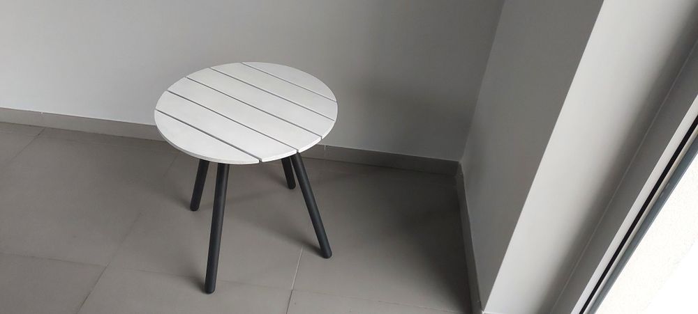 Stolik balkonowy/tarasowy/ogrodowy  na zewnątrz
