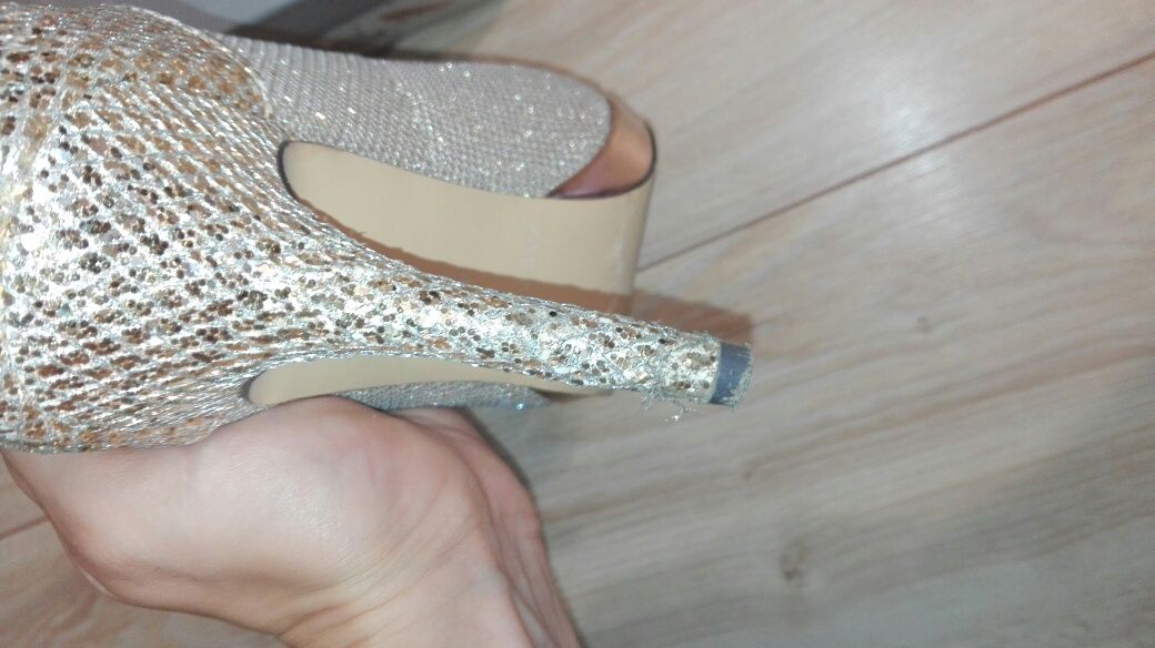 Pacomena buty złote