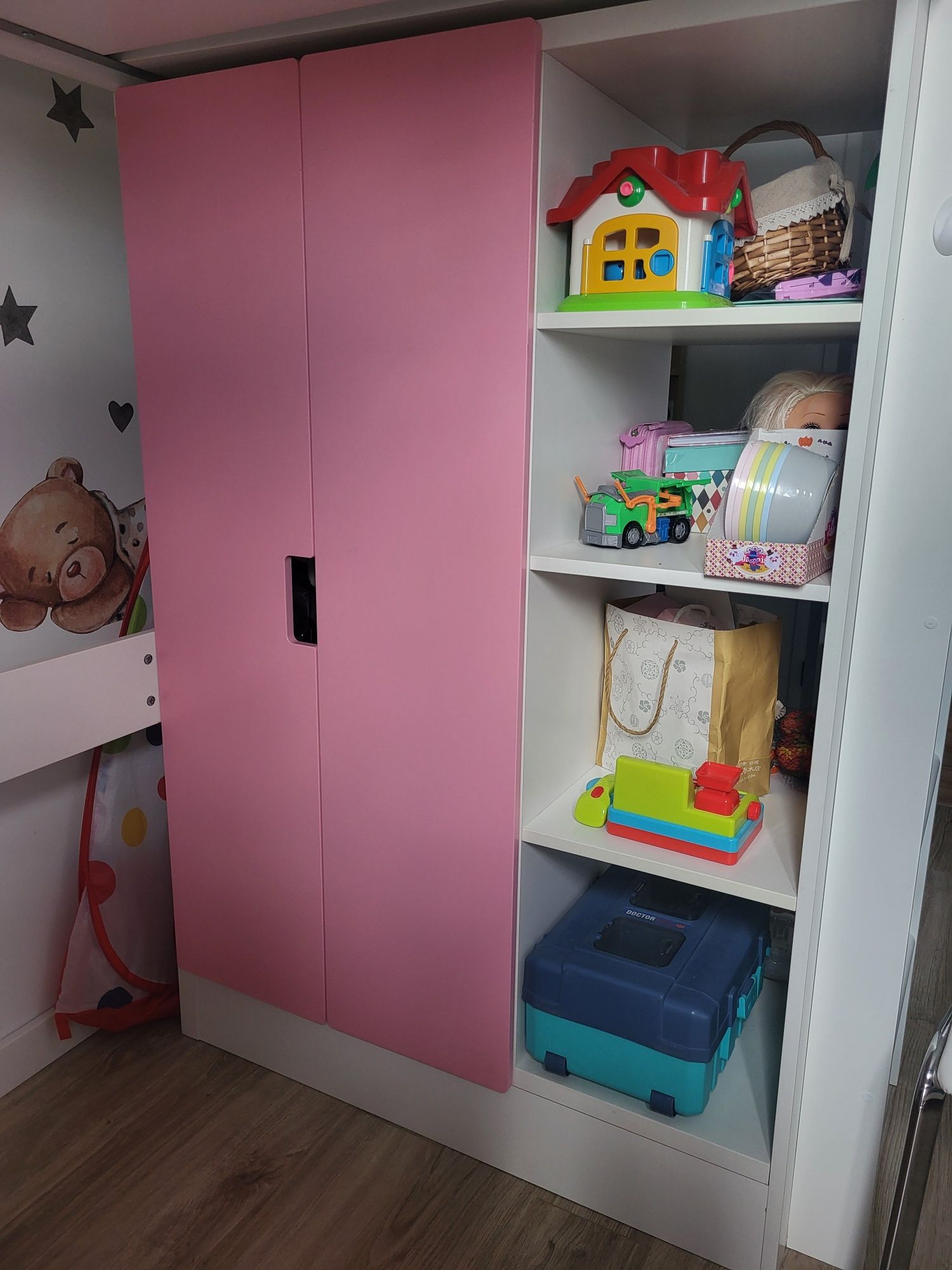 Łóżko smastad Ikea piętrowe z szafa + biurko (za darmo)