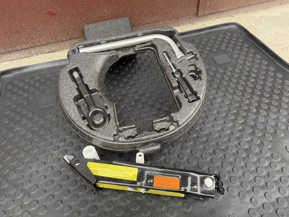 Набор Audi A6 / A4 / A7 Домкрат / ключ / викрутка / крюк