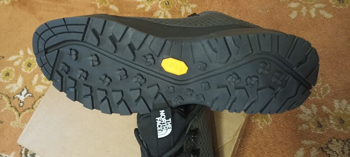 Термо кросівки The north face 44 розмір