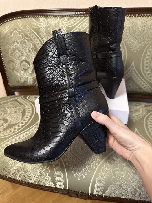 Чорні шкіряні козаки