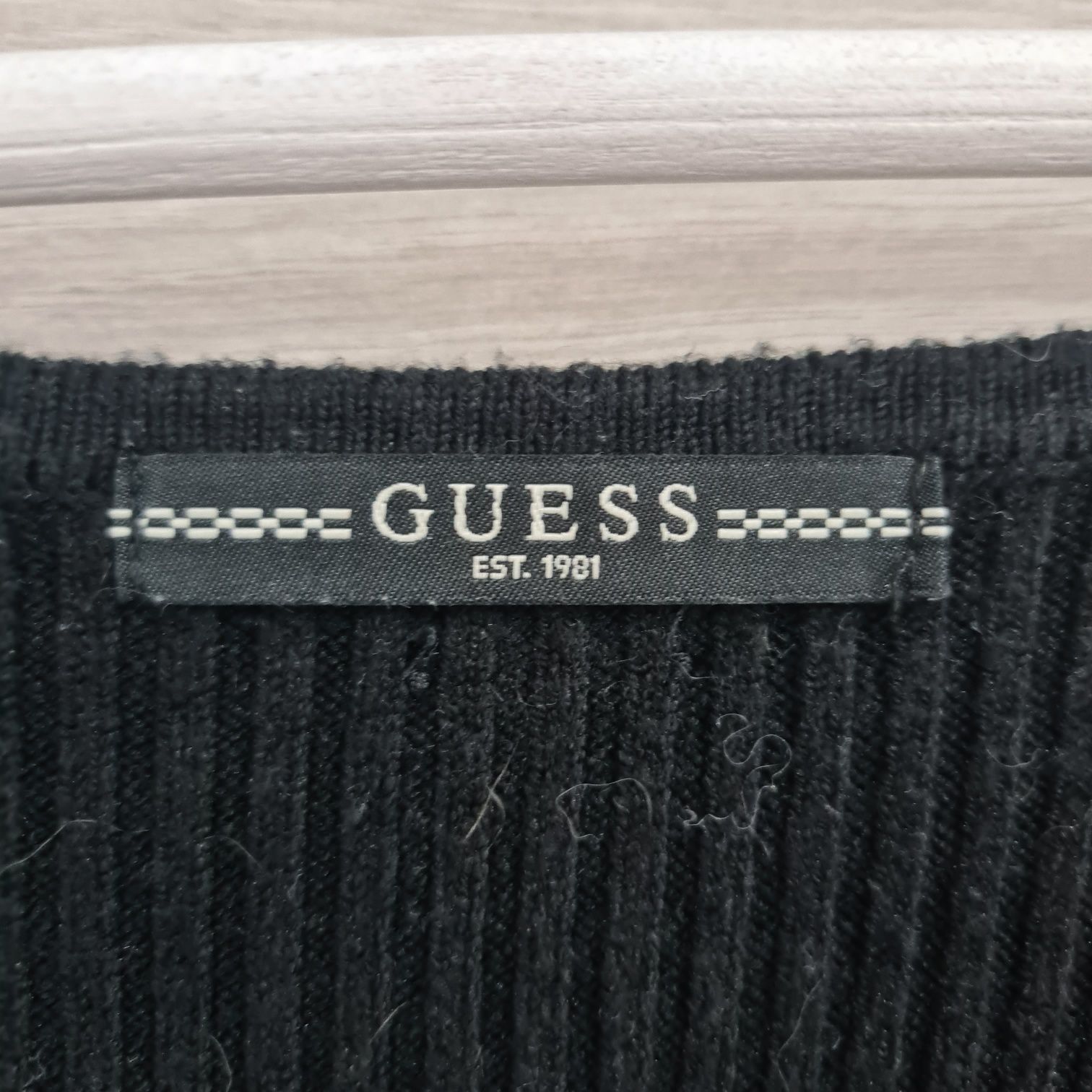 Czarny sweter GUESS L