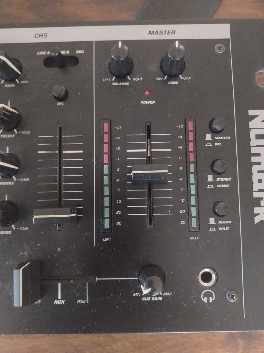 Mixer DJ audio Numark