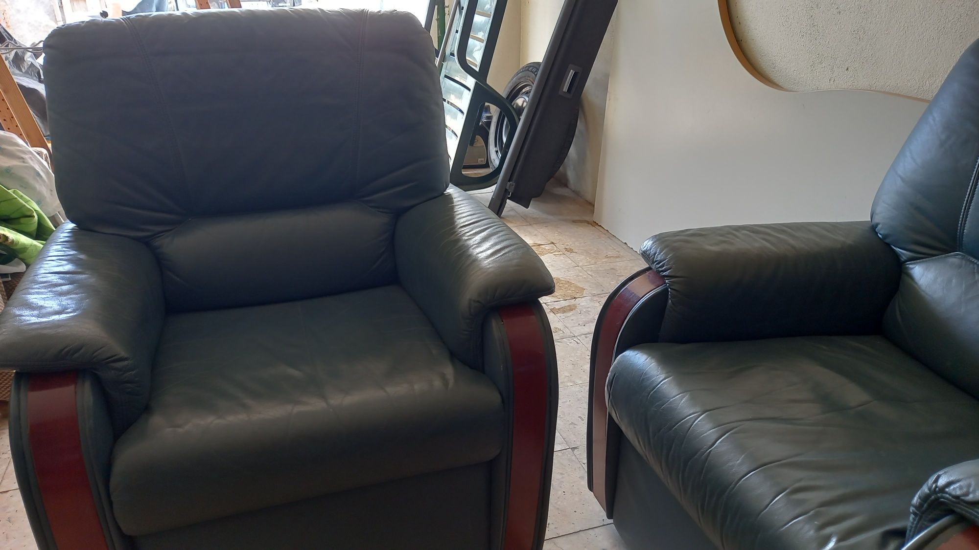 Vendo sofá individual em pele, muito barato.