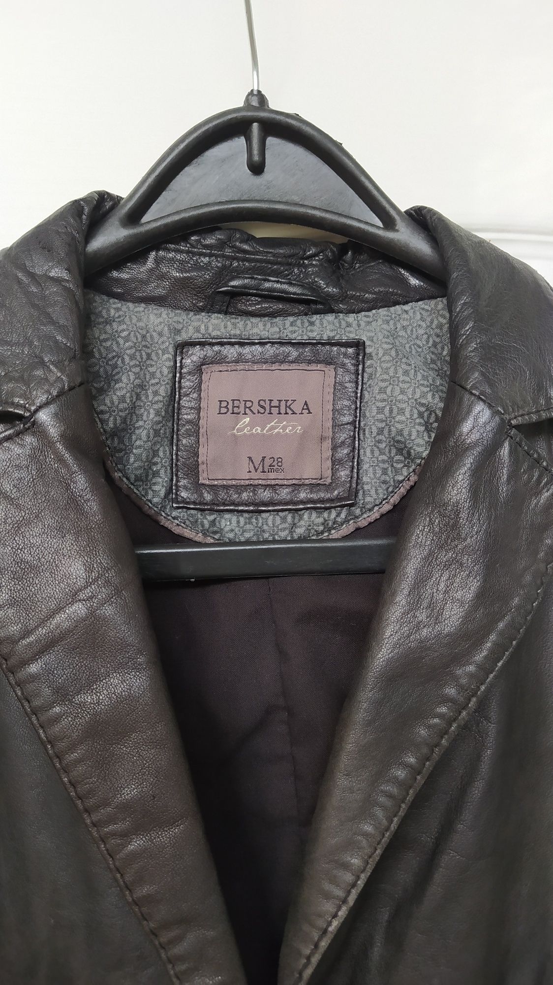 Женский черный кожаный  пиджак/жакет фирмы BERSHKA