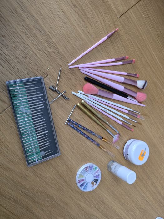 Zestaw pędzli i frezów-nowe