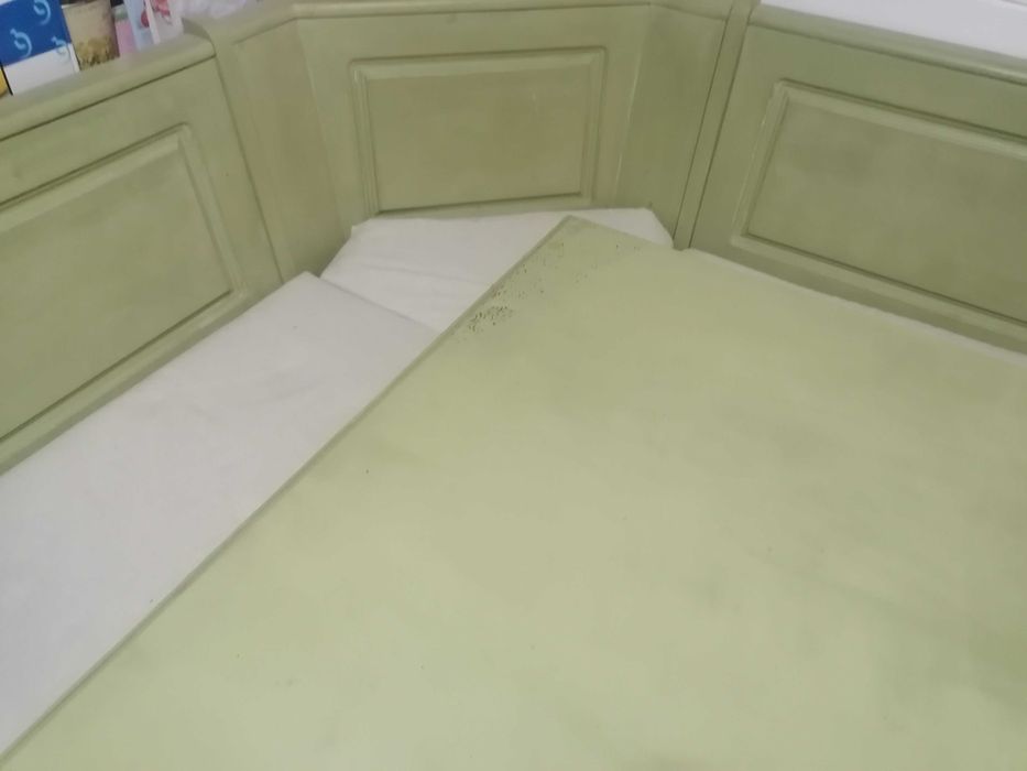 Mesa de canto em madeira macissa, com bancos e 2cadeiras