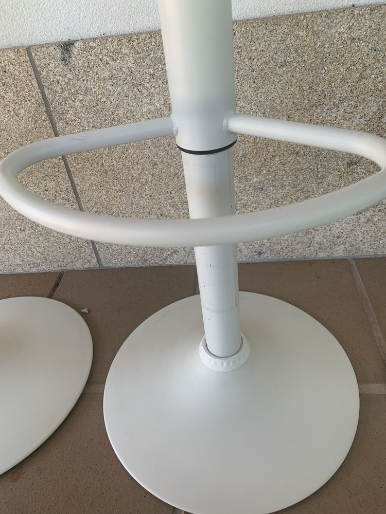 Bancos ajustaveis de cozinha brancos