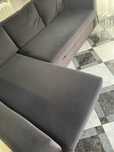 Sofa cama com chaise loungue e arrumacao