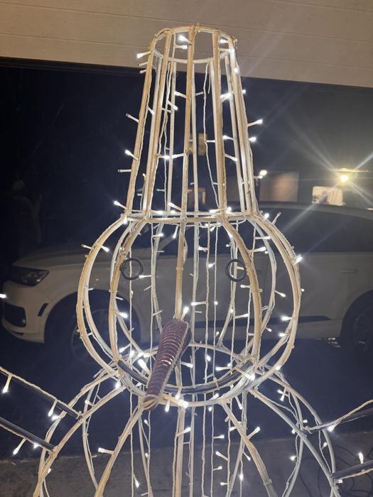 Шикарний дворовий (можна і для дому) сніговик з гирляндою 2м