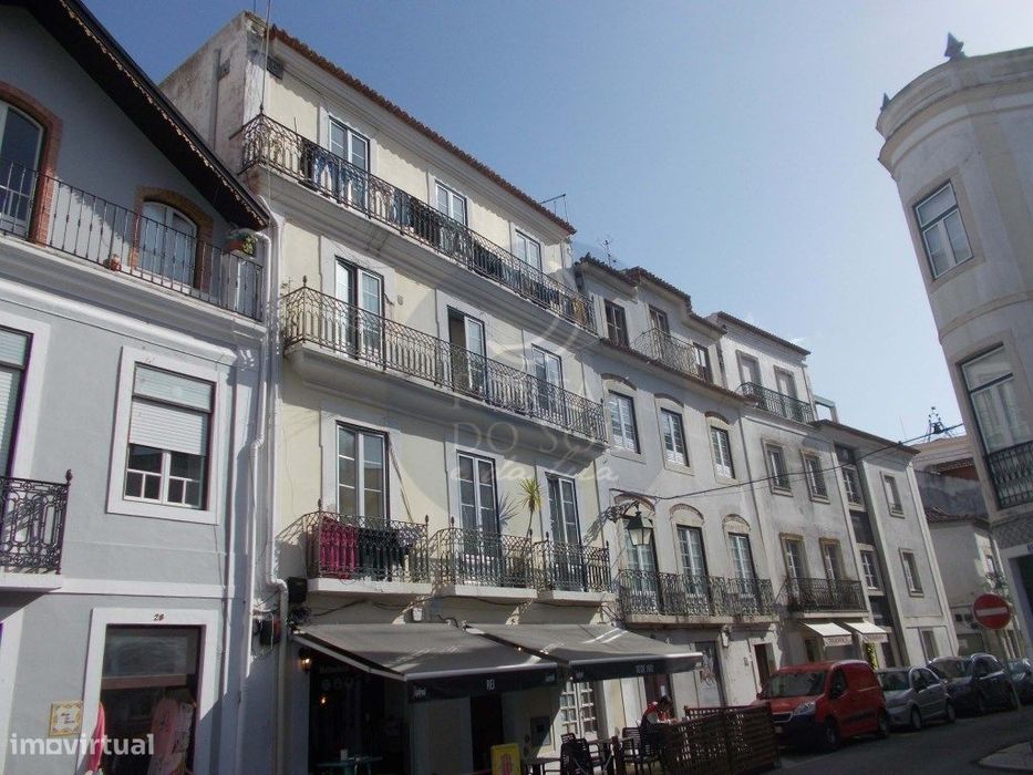 Prédio de 4 pisos no centro histórico de Santarém.