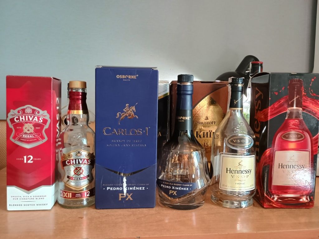 Пустые бутылки, тубусы, коробки из-под коньяка и виски