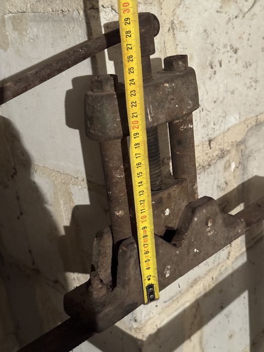 Imadlo hydrauliczne ze stolem