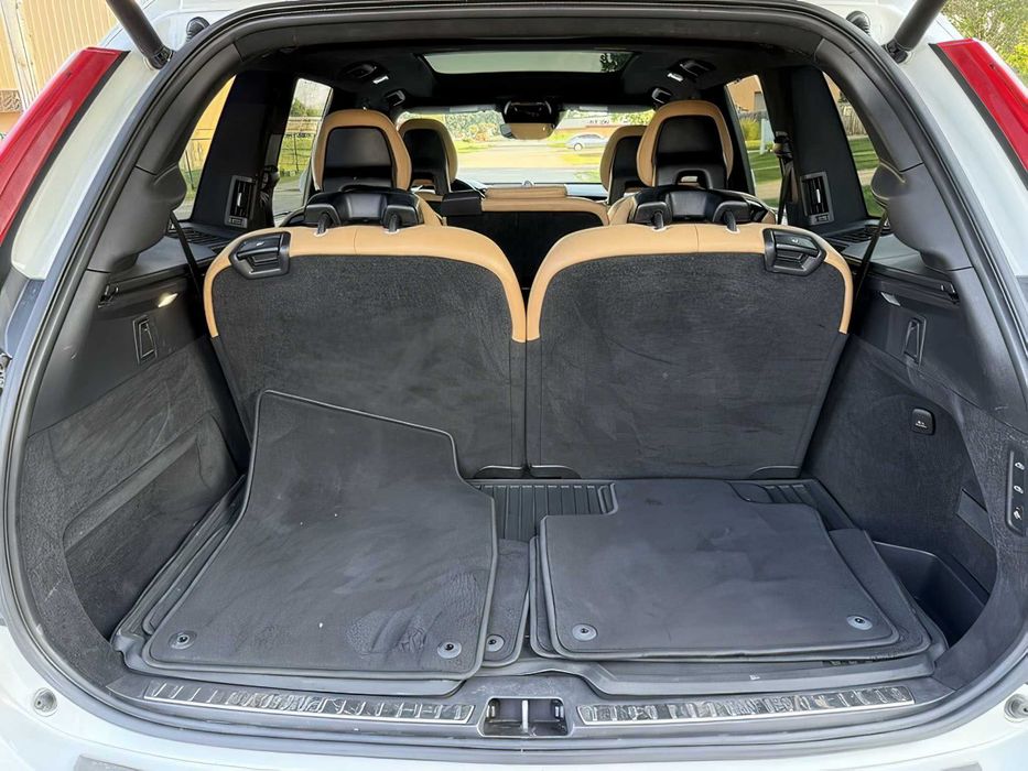Volvo XC90      2021