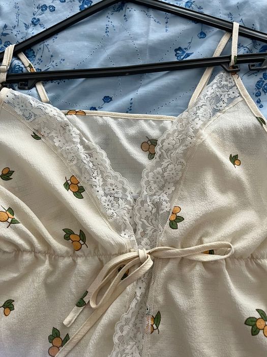 Top com limões e renda aperta a meio e alças ajustaveis tam M