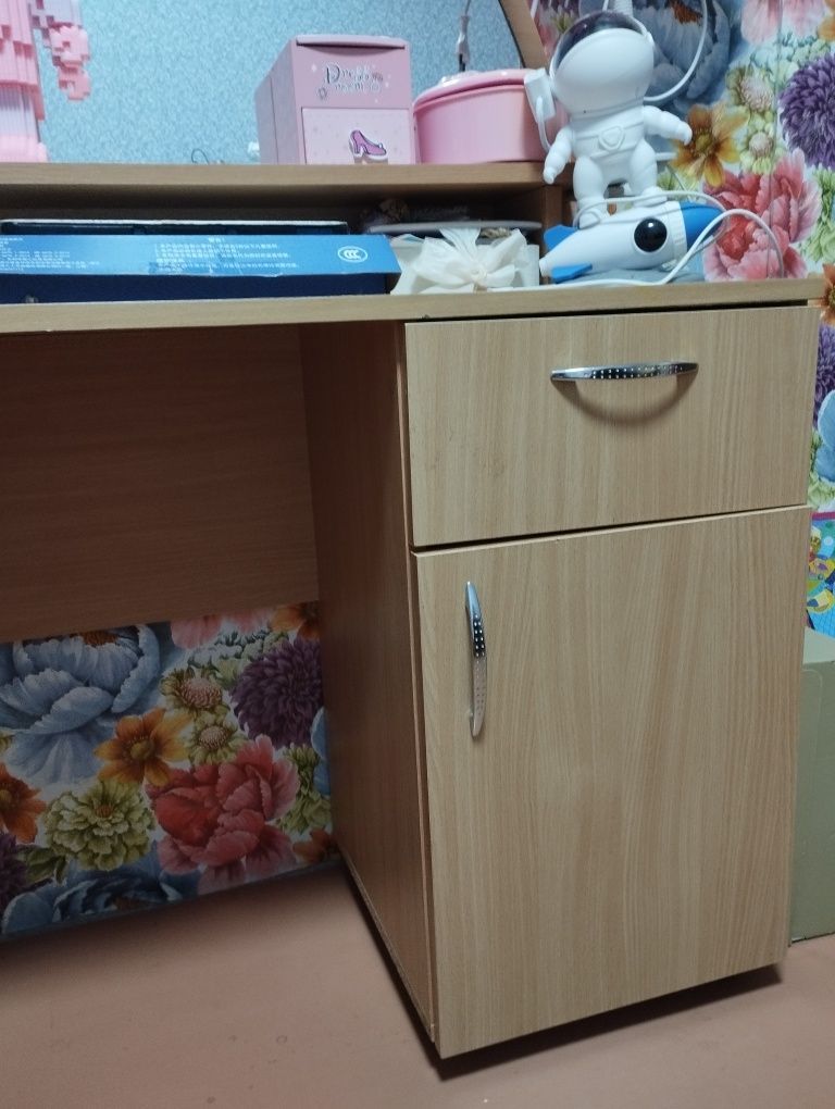 Трюмо, туалетний столик ,косметичний столик