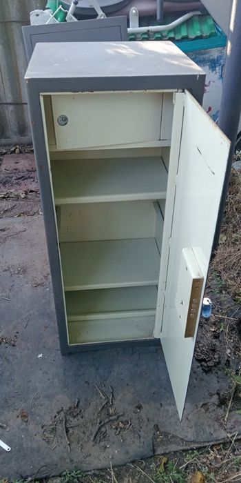 Продам сейф в нормальном состоянии
