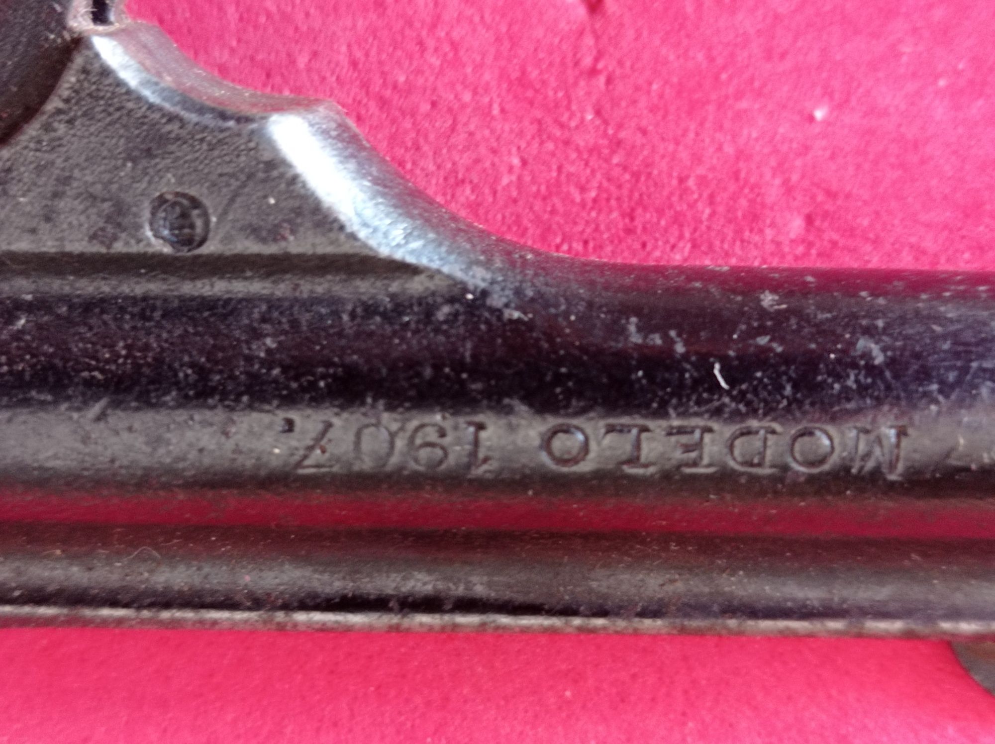 Restos de pistola desativada