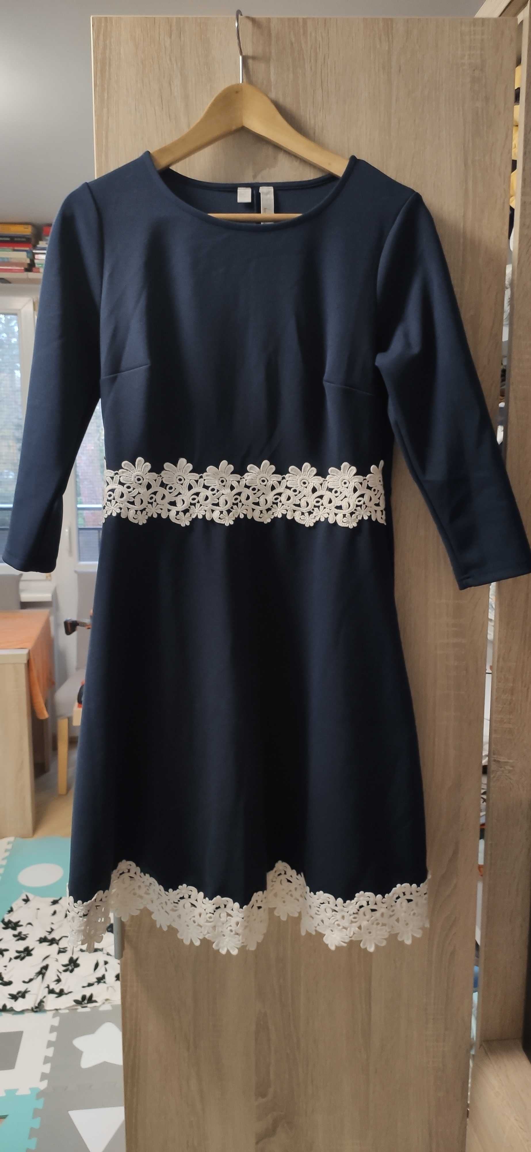 Elegancka granatowa sukienka z wykończeniem koronkowym rozm.36/38.