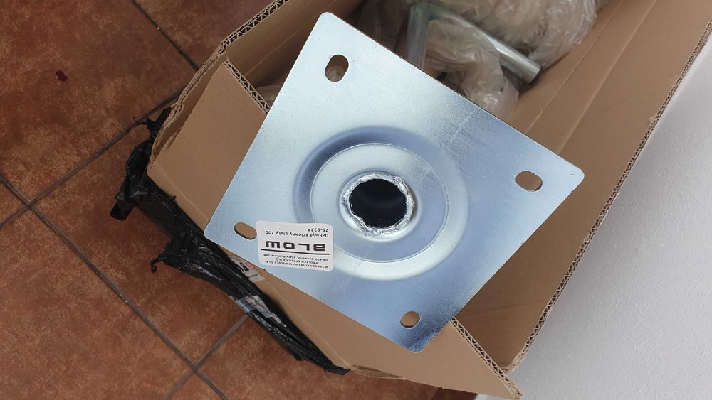 Maszt antenowy poziomy, ocynkowany - dł. 70cm, wys. 25cm (NOWY)