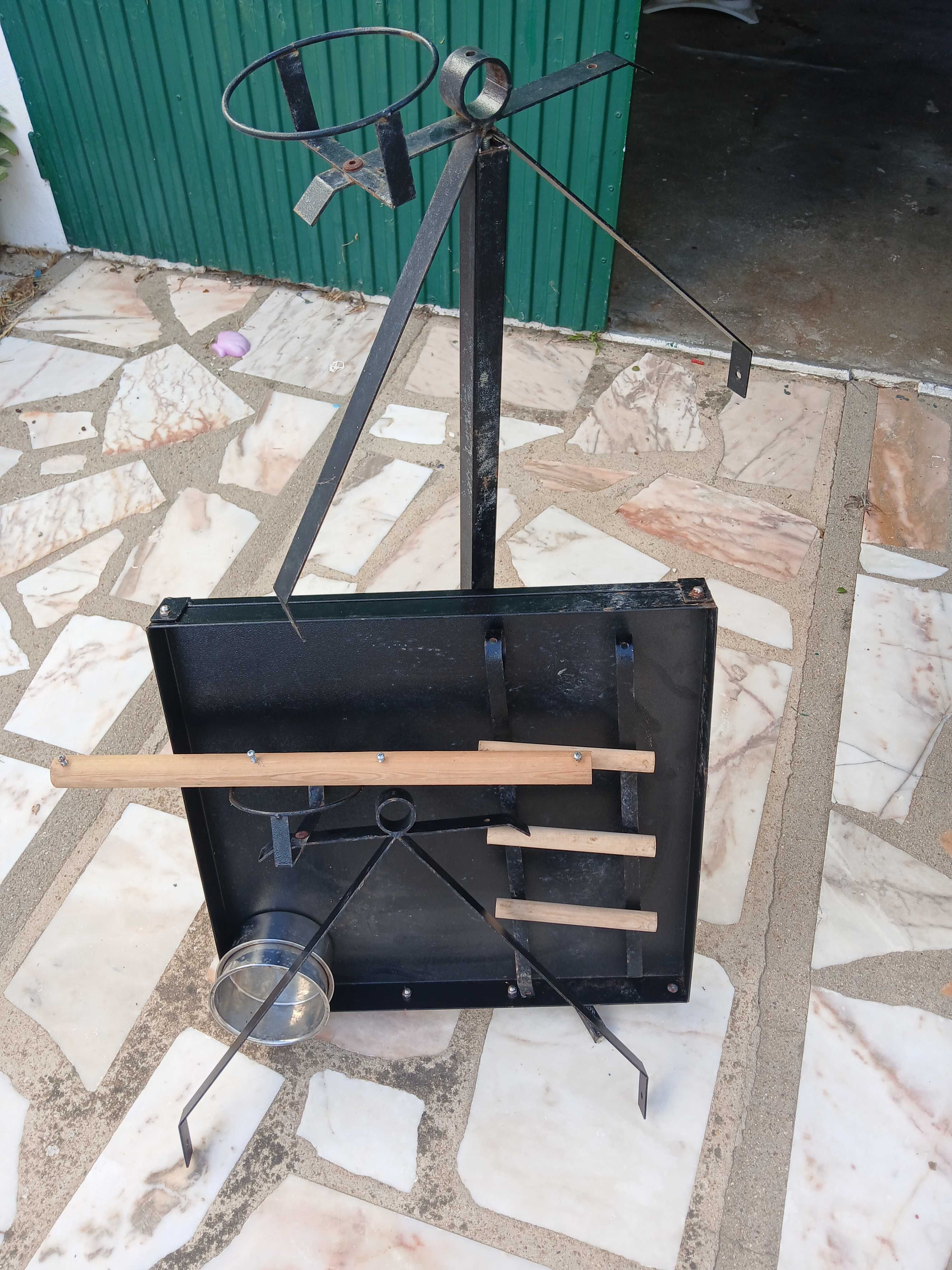 Poleiro para papagaios, era do meu ele adorava andar ali a brincar.