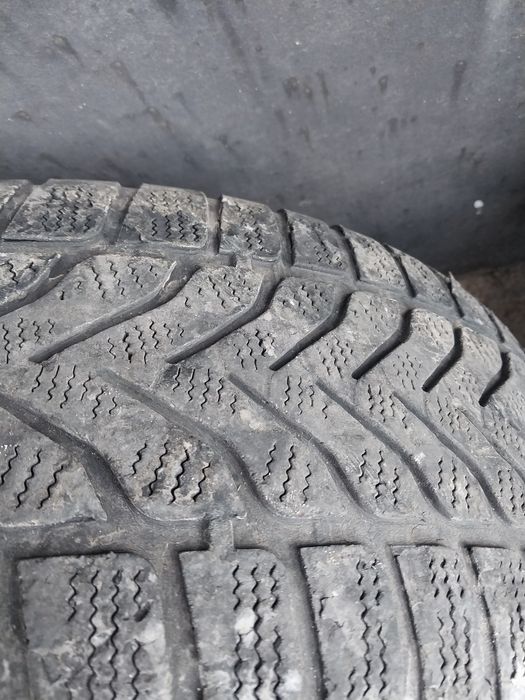 Продам зимнюю резину на дисках 215/60 R16