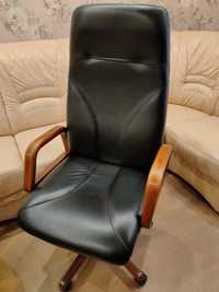Продам крісло офісне чорне