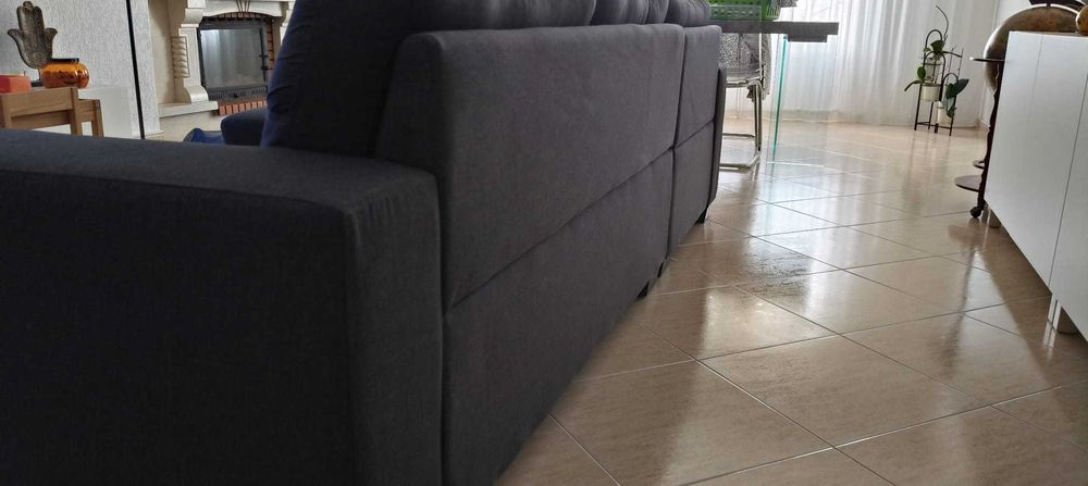 Sofá cinzento-escuro c/ chaise longue — confortável e em ótimo estado!
