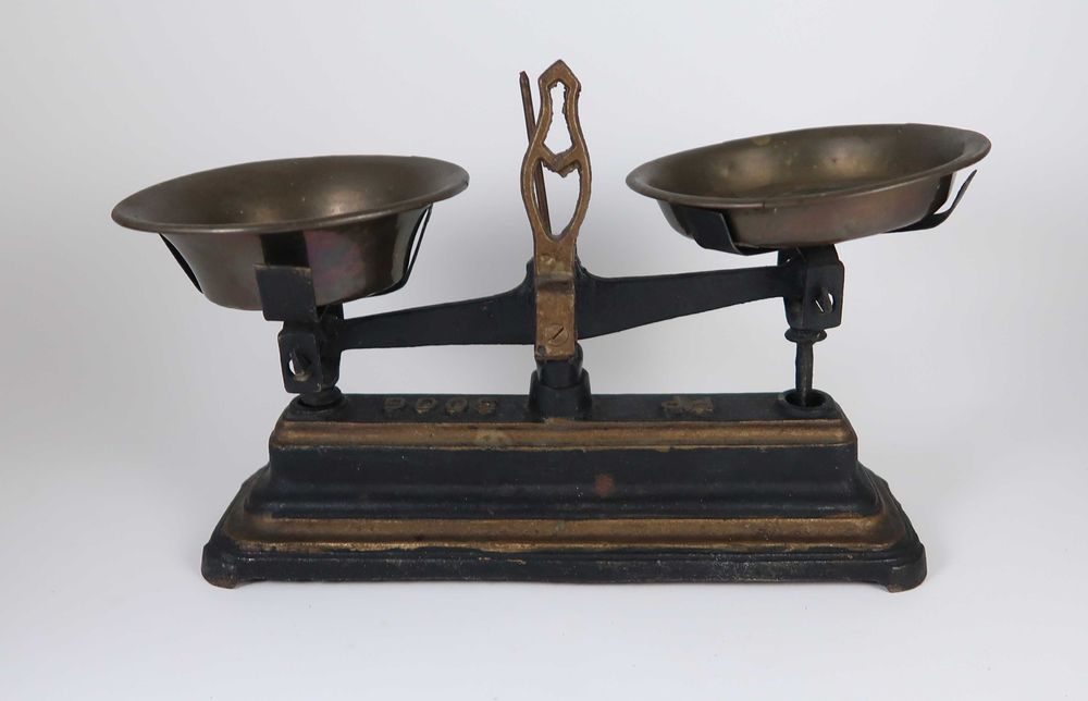 Balança antiga de 2 pratos 500 grs