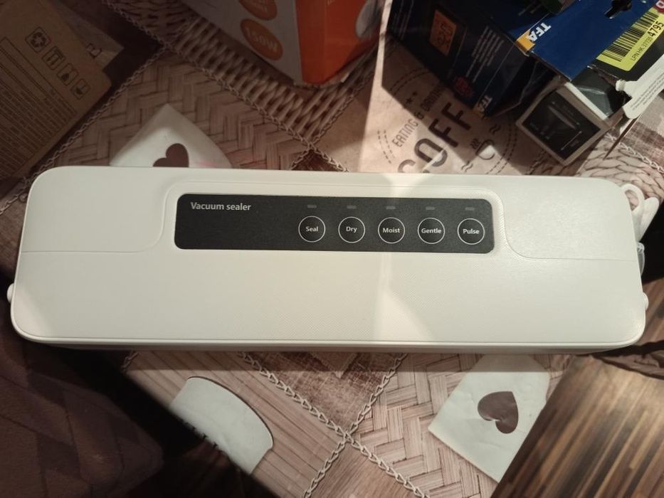 Вакуумний пакувальник 
Цей пристрій видаляє повітря з пакетів з продук