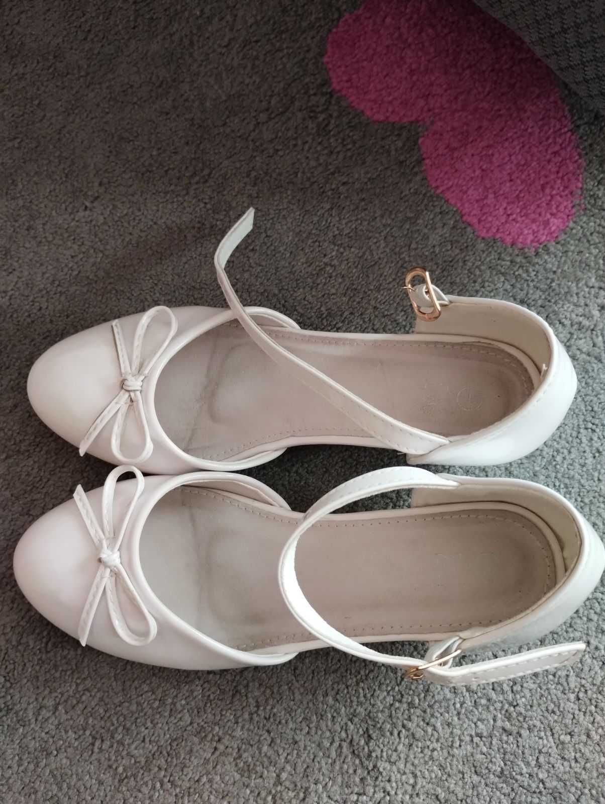 Sukienka komunijna bolerko wianuszek i buty.Stan idealny