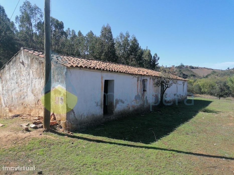 Casa para recuperar com vários terrenos.
House to recover with sev...