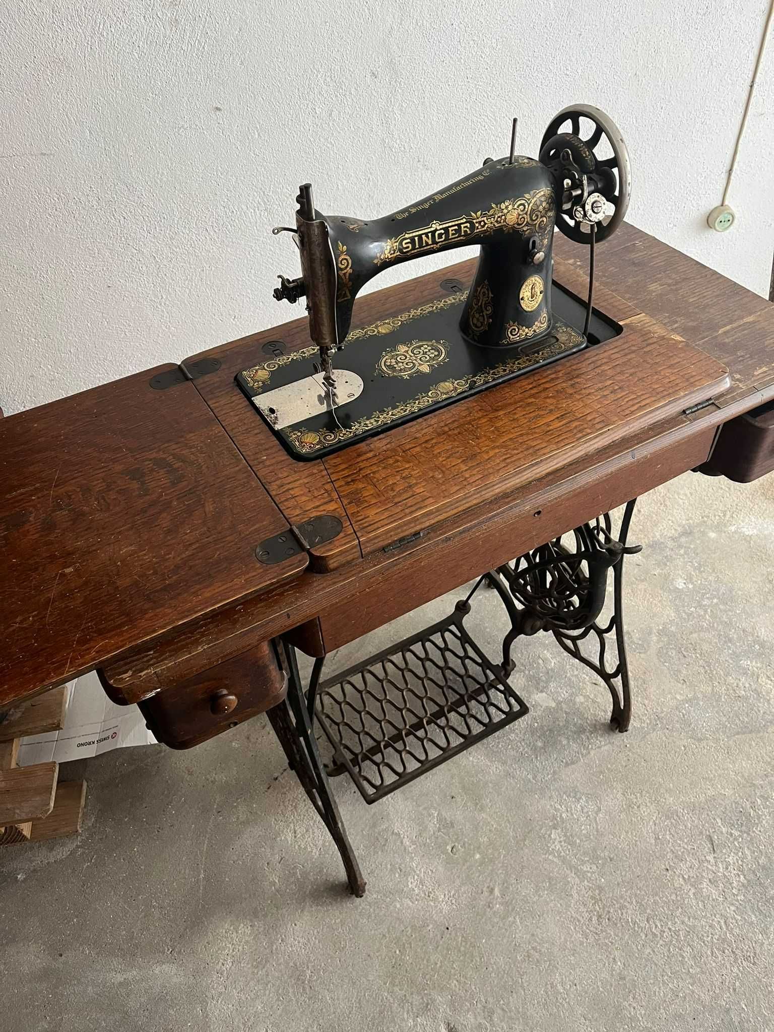 Vendo máquina de costura antiga para verdadeiros amantes de coleções